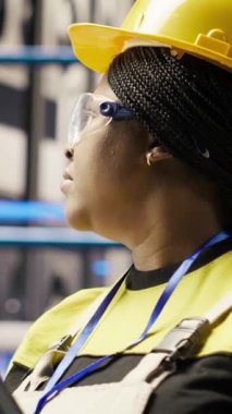 Dikey video güneş panelleri bitki uzmanı sistemleri denetlemek için tablet kullanır, makinelerin en uygun verimlilikte çalışmasını sağlar. Fotovoltaik fabrikası çalışanı işlemleri sürdürmek için aygıt yazılımı kullanıyor