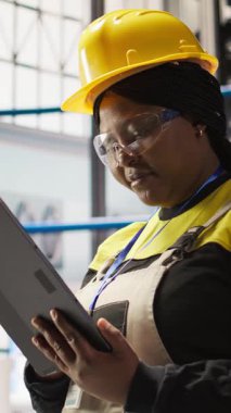 Dikey video güneş panelleri bitki uzmanı sistemleri denetlemek için tablet kullanır, makinelerin en uygun verimlilikte çalışmasını sağlar. Fotovoltaik fabrikası çalışanı işlemleri sürdürmek için aygıt yazılımı kullanıyor