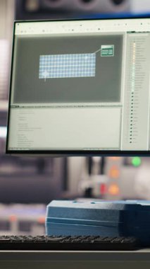 Sektör 4.0 güneş panelinde dikey görüntü IoT sensörleri aracılığıyla sorun çıkaran ekipman arızaları. Akıllı fotovoltaik fabrikasında bakım gerektiğinde uyarıda bulunan monitör