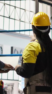 Dikey video mühendisliği ekibi IoT sensör verilerini analiz etmek ve ekipman verimliliğini artırmak için dizüstü bilgisayar kullanıyor. Takım çalışması endüstriyel fabrika meslektaşları sistem tanılarını azaltmak için