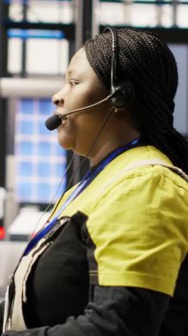 Akıllı fabrikadaki dikey video çağrı merkezi ajanı bakım sorularına uzaktan yardım etmek için kulaklık kullanıyor, otomatik güneş paneli montaj işlemlerini izliyor, teknik yönlendirme sağlıyor, kamera B