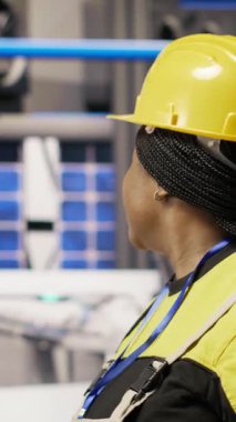 Dikey video teknisyeni akıllı fabrikada yürüyor, sistemleri denetliyor, makinelerin en uygun verimlilikte çalışmasını sağlıyor. Sanayi 4.0 fabrika mekanik denetim ekipmanları, sürekli devam