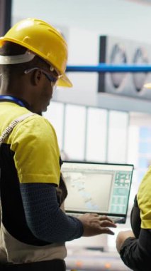 Dikey video mühendisliği ekibi, yenilenebilir enerji üreten 4.0 sanayii rutin denetimlerini yürütmek için birlikte çalışıyor. Photovoltaics akıllı fabrika takım çalışması ekipmanları test ediyor