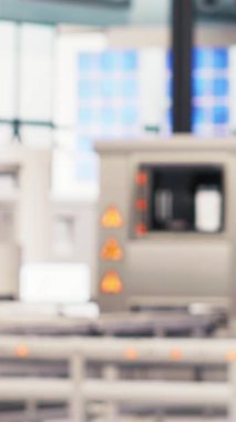 Dikey video güneş panelleri fabrika mühendisi ekipman arızalarını tahmin etmek için performans verilerini dizüstü bilgisayarla analiz eder. Kapatma süresini en aza indirmek için bakım prosedürlerini takip eden fotovoltaik fabrika işçisi