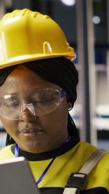 Akıllı fabrikada çalışan dikey video uzmanı robot üretim hatlarını denetliyor ve kalite kontrolü sağlıyor. Sanayi 4.0 bitki uzmanı otomatik taşıma sistemlerini not defteri kullanarak izliyor