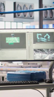 Sektör 4.0 'daki dikey video monitörü gelişmiş sensörlerle donatılmış akıllı sanayi tesisi üretim ekipmanları performansını kontrol etmek için kullanılıyor. Akıllı fabrikada kullanılan ekran üzerindeki robot yazılımı