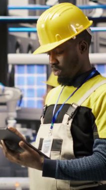 Dikey video akıllı fabrika tamircisi otomatik sistemleri test ediyor, önleyici bakım yapıyor. Sanayi 4.0 tesis tamircisi tanımlama ve hizmet arızaları için ekipman teftişi, kamera B