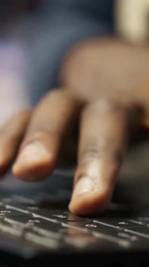 Akıllı fabrikadaki dikey video mühendisi dizüstü bilgisayar yazılımı kullanarak kalite kontrolü sağlayan robot montaj hatlarını denetliyor. İşçi otomatik taşıma sistemlerini not defteri programı, kamera B kullanarak izliyor