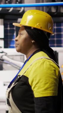 Dikey video teknisyeni akıllı fabrikada yürüyor, sistemleri denetliyor, makinelerin en uygun verimlilikte çalışmasını sağlıyor. Sanayi 4.0 fabrika mekanik denetim ekipmanları, sürekli devam