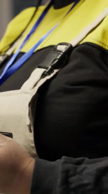 Akıllı güneş enerjisi üretim tesisinde dikey video mühendisi yüksek teknoloji makinelerini ayarlıyor ve sensör verilerini analiz ediyor. Mühendis sorun çıkarma fotovoltaik montaj ekipmanı, kamera B, kapat.