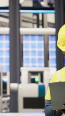 Akıllı fabrikada dikey video mühendisi yenilenebilir enerji çözümleri uyguluyor güneş teknolojisini otomatik montaj sistemleriyle birleştirerek, üretim verimliliğini artırarak, kamera B