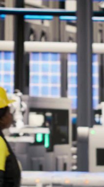 Güneş panelleri fabrikasındaki dikey video teknisyeni tablet kullanarak IoT sensör verilerini analiz ediyor. Fotovoltaik sistemlerin işlevsel güvenilirliğini yöneten sanayi 4.0 fabrika uzmanı