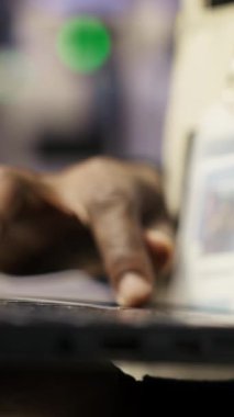 Dikey video endüstriyel fabrika mühendisi yenilenebilir enerji çözümleri uyguluyor, güneş teknolojisini otomatik montaj sistemlerine entegre ediyor. Akıllı fabrika çalışanı üretim verimliliğini artırıyor