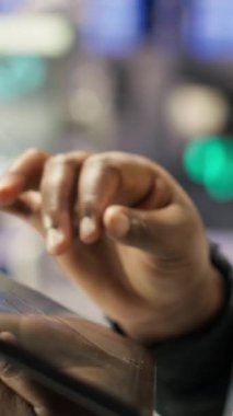 Dikey video endüstrisi 4.0 endüstriyel fabrika mühendisi tablet üzerinde CAD uygulaması kullanarak yeni robotik makineler tasarlıyor. Tesis katındaki ekipman düzenini optimize eden akıllı fabrika işçisi, kamera B kapanıyor.