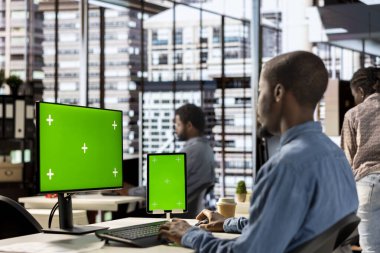 Masadaki erkek işletme müdürü model ekrana bakıyor ve şirket amaçları için görevleri çözüyor. Başarılı kurumsal sonuçlar elde etmek için performans hedefleri için mücadele.