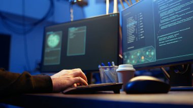 Grafiti 'de klavyede hızlı yazan hackerlar saklanma yeri boyadı, casus yazılım yazılımını geliştirmek için acele ediyorlar, bilgileri olmadan kullanıcı bilgisayarlarından veri toplamak için kullanıyorlar, kamera A