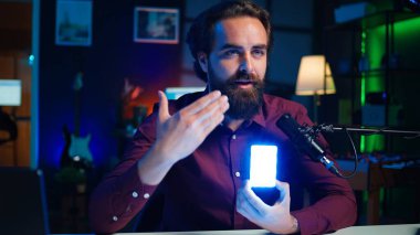 Teknik guru, mini ışıkların görüntülerini kaydediyor, geri bildirim sunuyor, yakın çekim yapıyor. Arkadaş canlısı çevrimiçi yıldız abonelere film ekipmanı gösteriyor, mikrofonla konuşuyor, kamera B
