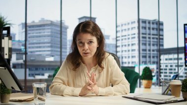 İş hedeflerini ve hedeflerini danışma kuruluyla paylaşan başarılı, ilham verici kadın lider, strateji için yeni fonlar hakkında video görüşmesi yapan ortaklarla görüşüyor. Liderlik becerileri. Kamera B.