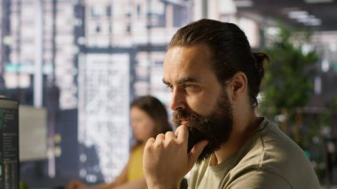 Verileri analiz etmek için bilgisayarı kullanan dalgın bir çalışan, veri tabanlarını karşılaştırmaya ve muhasebe rakamlarını kontrol etmeye odaklanmış. Ekip projesi, kamera A 'nın görevlerini çözmeye odaklan.