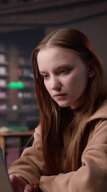 Dikey video çeşitliliği sınıf arkadaşları beşlik çakıyor ve başarılarından memnunlar, okul ödevlerini zamanında bitiriyorlar ve yüksek not bekliyorlar. Kızlar kütüphanede harika bir takım çalışması yapıyor.