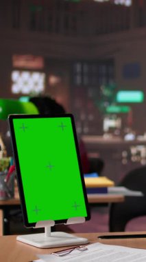 Dikey Video Genç kız öğrenci sınavları için kütüphanede yeşil ekranla çalışıyor, üniversite gazetesi için akademik bilgiler topluyor. Lisans mezunu araştırması