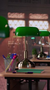 Kampüste, akademik araştırmalar ve eğitim görevleri için ayrılmış geniş bir veritabanı koleksiyonu olan dikey video ahşap kütüphane. Bibliotheque üniversitesi kendi kendine öğrenim için kullanılır