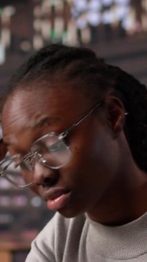 Dikey Uykucu Genç kız üniversite dergilerine çalışırken uyuyordu ve yorgunlukla uğraşıyordu, en yüksek notlarla diploma için çalışıyordu. Sınavlardan önce okuyan yorgun öğrenci