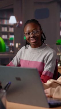 Dikey Video Kız Öğrencisi bir sınav için ayrıntılı notlar okuyor ve yazıyor, üniversitedeki kütüphane ortamında verilecek bir ders için siyaset bilimi okuyor. Genç yetişkin bir meslektaşıma danışıyor.