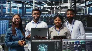 Gülümseyen veri merkezi teknisyenlerinin portresi altyapı sorunlarını düğüm ağacı araçlarıyla analiz ediyor. Happy sunucu merkezi uzmanları, sistem sağlığını optimize etmek için yapay zeka görselleştirme görüşlerini gözden geçirin, kamera A