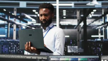 Happy Veri Merkezi Yöneticisi dizüstü bilgisayarda düğüm ağacı programlama kullanır, iş arkadaşıyla beşlik çakar. Gülümseyen sunucu tarla işçisi iş arkadaşını selamlıyor, veri analiz grafiğini inceliyor, kamera B