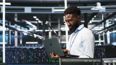 Happy Veri Merkezi Yöneticisi, ekipman performans sorunlarını tanımlamak için dizüstü bilgisayarda düğüm ağacı programlama kullanır. Neşeli sunucu tarım işçisi donanım arızalarını en aza indirmek için veri analiz grafiğini gözden geçiriyor, kamera B