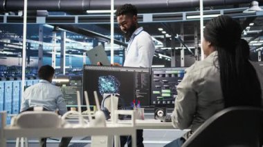 Veri merkezi mühendisi kaynak tahsisini optimize etmek için düğüm ağacı programlaması yapıyor. Sunucu tarım uzmanı bakım planlama için öngörücü yapay zeka görselleştirme sistemleri kullanıyor, kamera A