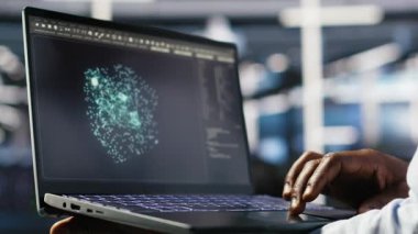 Büyük veri tabanlarını analiz etmek için dizüstü bilgisayardaki makine öğrenme algoritmalarını kullanarak veri merkezinin yönetimini kapat. Sunucu çiftlik işçisi not defterinde yapay zeka kullanarak veri kalıplarını, kamera B 'yi tanıyor.