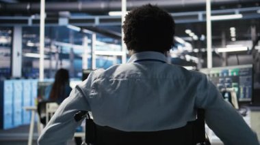 Tekerlekli sandalyedeki veri merkezi programcısı sistem kapanmasını en aza indirmek için yapay zeka ağacı programını kullanıyor. Engelli sunucu odası bilişim uzmanı makine öğrenme görsel programlama aracı, kamera A kullanıyor