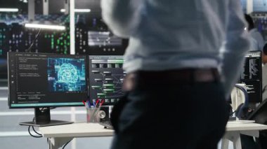 Sistem sağlığını optimize etmek için yapay zeka öğrenme yazılımı kullanan sunucu merkezi programcısı. Veri Merkezi Bilişim Uzmanı Yapay Zeka görselleştirmesi kullanarak ekipman sorunlarını analiz ediyor, Kamera B