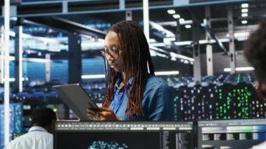 Yapılandırılmamış verileri kategorize etmek için yapay zeka algoritmaları ve düğüm ağacı sistemleri kullanan sunucu tarım mühendisliği ekibi. Veri merkezi bilişim uzmanları görsel programlama ve doğal dil işleme yazılımı kullanır, kamera B