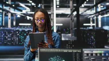 Sistem sağlığını optimize etmek için düğüm ağacı yazılımı kullanan iyimser sunucu merkezi yazılım geliştiricisinin portresi. Radyasyon veri merkezi çalışanı, Yapay Zeka görsellemesi kullanarak sondaj sorunlarını analiz ediyor. Kamera B