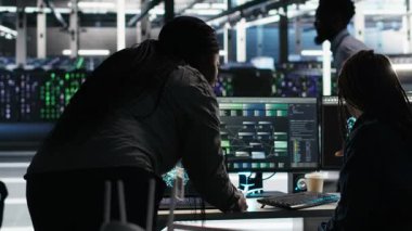 Veri merkezi çalışma arkadaşları ekipman performans sorunlarını tanımlamak için düğüm ağacı programını kullanıyor. Sunucu merkezi mühendislik ekibi çalışanları, hataları en aza indirmek için veri analizi grafiğini gözden geçirin, kamera B