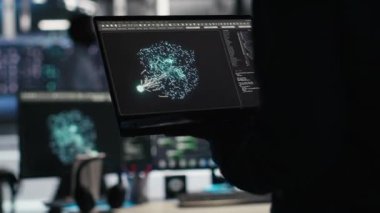 Sunucu merkezi teknisyeni, sistem sağlığını optimize etmek için bilgisayardaki yapay zeka görselleştirme bilgilerini kullanarak ofise geliyor. Veri merkezi bilişim uzmanı, dişli sorunlarını analiz etmek için bilgisayar düğümü ağacı yazılımı kullanıyor, kamera B