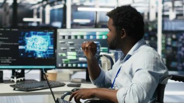 Engelli sunucu odası yönetimi makine öğrenme ve veri analizi grafiklerini yorumlar. Yapay zeka sistem ölçümlerini kullanarak veri merkezinde bilişim uzmanı, kamera B