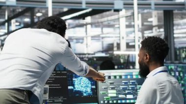 Memnun veri merkezi yöneticisi donanımı yapılandırmak için nöral ağ modellerini kullanan mühendis tarafından yapılan çalışmaları övüyor. Denetmen, Yapay Zeka 'yı kullanarak sistemi optimize ettiği için çalışanı tebrik ediyor, kamera B