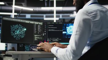 Veri Merkezi bilgisayar bilimcisi, veri tabanlarını analiz etmek için yapay zeka algoritmalarını kullanıyor. Sunucu odası bilişim uzmanı PC klavyesinde yazıyor, yapay zeka sinirsel ağları kullanıyor, kamera A