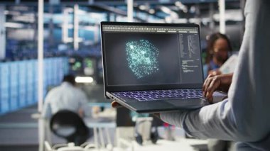 Büyük veri tabanlarını analiz etmek için dizüstü bilgisayardaki makine öğrenme algoritmalarını kullanarak veri merkezinin yönetimini kapat. Sunucu çiftlik işçisi not defterinde yapay zeka kullanarak veri kalıplarını, kamera A 'yı tanıyor.