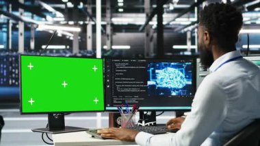 Yeşil ekran PC kullanarak düğüm ağacı programlama, kaynak tahsisi optimize etmek için veri merkezi yönetimi. Sunucu odasındaki adam yapay zeka öngörü sistemleri kullanıyor, kamera B