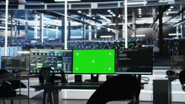 Krom anahtar bilgisayar, süper bilgisayarların donanım enerji tüketimini yönetmek için kullanılan veri merkezindeki iş yerinde görüntüler. Sunucu merkezinde otomasyon için kullanılan yeşil ekran bilgisayarı