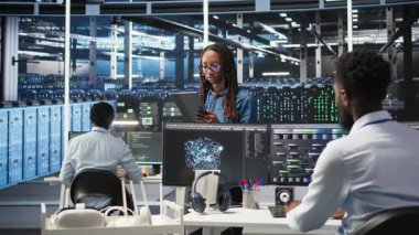 Sistem sağlığını optimize etmek için düğüm ağacı yazılımı kullanan iyimser sunucu merkezi yazılım geliştiricisinin portresi. Radyasyon veri merkezi çalışanı, Yapay Zeka görselleme, kamera A kullanarak sondaj sorunlarını analiz ediyor.