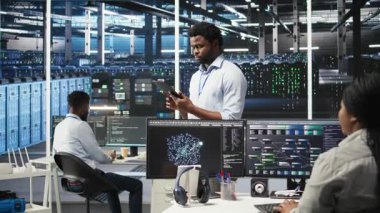 Veri merkezi teknisyeni ekipman performans sorunlarını tanımlamak için düğüm ağacı programlama arayüzü kullanır. Mühendis, donanım arızalarını en aza indirmek için sunucu merkezindeki veri analizi grafiğini gözden geçirir. Kamera A