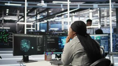 Veri merkezi yönetimi makine öğrenme düğümü ağaç programlama, kaynak tahsisini optimize ediyor. Sunucu odası çalışanı bakım ve kamera için tahmin edici yapay zeka görselleştirme sistemleri kullanır