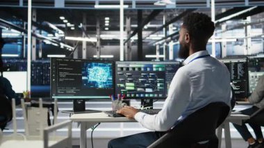 Veri merkezi programcısı ekipman sorunlarını tanımlamak için makine öğrenme nodu ağacı programını kullanır. Sunucu merkezi çalışanı, Yapay Zeka Veri Analizi Grafiği 'ni inceleyerek, hataları en aza indirmek için, Kamera A