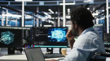 Engelli sunucu odası yönetimi makine öğrenme ve veri analizi grafiklerini yorumlar. Yapay zeka sistem ölçümlerini kullanarak veri merkezinde bilişim uzmanı, kamera A